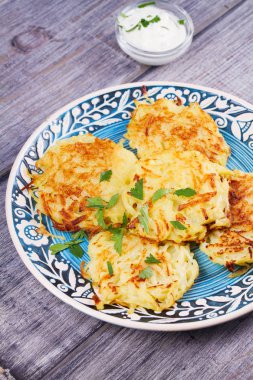 Yoğurt soslu patates gözlemesi. Sebze börek