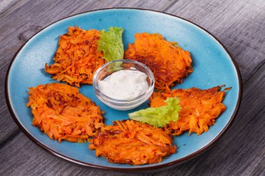 Yoğurt soslu havuç kek. Sebze börek