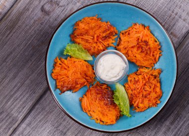 Yoğurt soslu havuç kek. Sebze börek