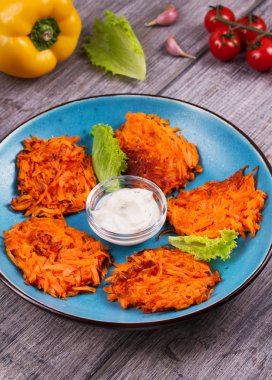 Yoğurt soslu havuç kek. Sebze börek