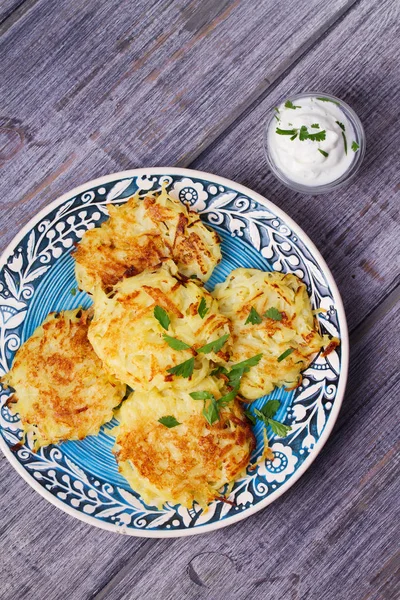 Potato Pancakes With Yogurt Sauce. Vegetable fritters — Stock Photo, Image