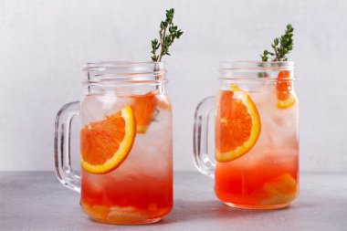 Turuncu kokteyl kekik kavanoz ile süslenmiş