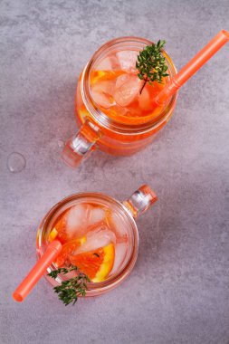 Turuncu kokteyl kekik kavanoz ile süslenmiş