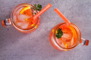 Turuncu kokteyl kekik kavanoz ile süslenmiş