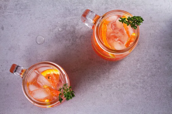 橙色的鸡尾酒饰以放在罐子里的百里香 — 图库照片