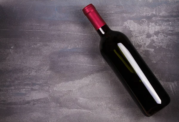 Copa y botella de vino tinto y blanco con uva. Bodegón — Foto de Stock
