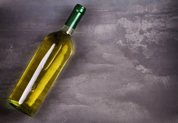 Copa y botella de vino tinto y blanco con uva. Bodegón — Foto de Stock