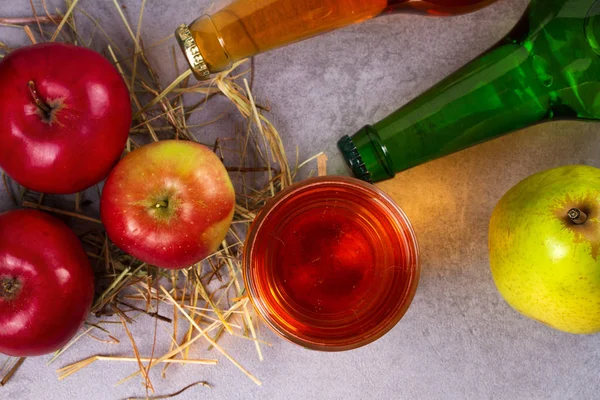 Vidrio y botellas de manzana y sidra de pera con frutas — Foto de Stock