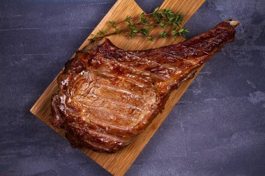 Kaburga sığır eti kıyma kurulu üzerinde kekik ile