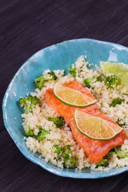 Kuskus Kuskus, brokoli ve kireç ile Somon