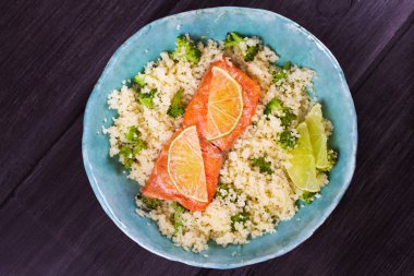 Kuskus Kuskus, brokoli ve kireç ile Somon