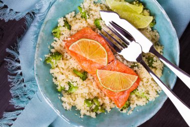 Kuskus Kuskus, brokoli ve kireç ile Somon