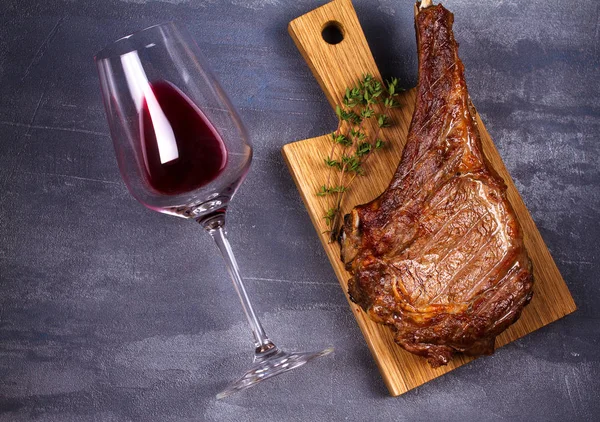Un vaso de vino tinto y filete de ternera. Vino y carne bodegón —  Fotos de Stock