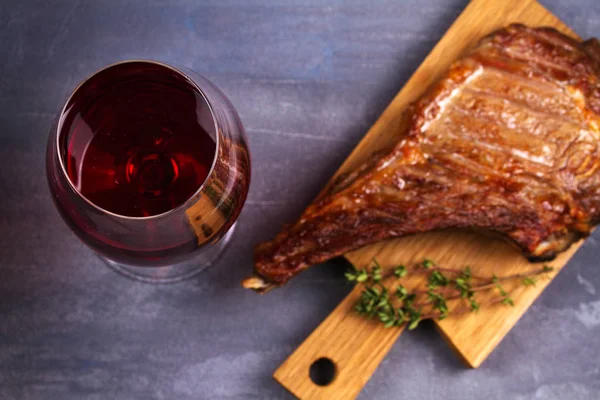 Glas rødvin og ribben oksekød bøf. Vin og kød stilleben - Stock-foto