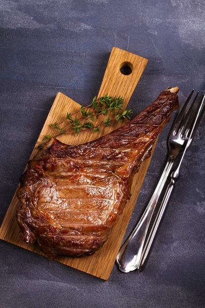 Rib Eye Beef Steak with Thyme on Chopping Board — Fotografie, imagine de stoc