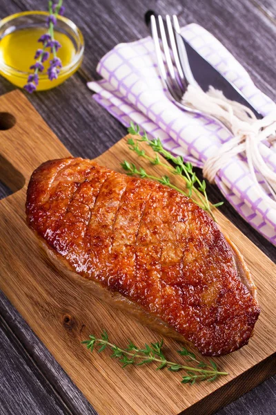 Eendenborst, lavendel honing en tijm, geserveerd op hakken bestuur — Stockfoto