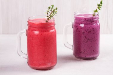 Yaz meyve güler yüzlü beyaz rustik arka planda kavanozlara