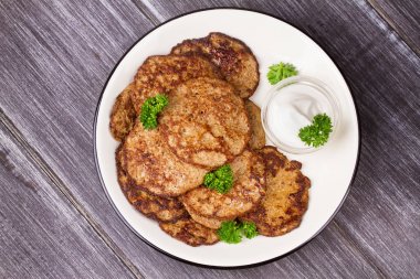 Ekşi krema ve maydanoz ile karaciğer köftesi. Karaciğer kek veya karaciğer börek. Sağlıklı atıştırma veya paket öğle yemeği ısırıkları