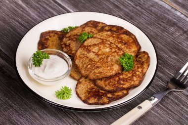 Ekşi krema ve maydanoz ile karaciğer köftesi. Karaciğer kek veya karaciğer börek. Sağlıklı atıştırma veya paket öğle yemeği ısırıkları