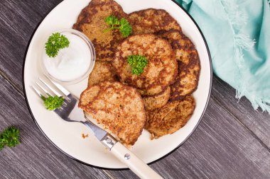 Ekşi krema ve maydanoz ile karaciğer köftesi. Karaciğer kek veya karaciğer börek. Sağlıklı atıştırma veya paket öğle yemeği ısırıkları