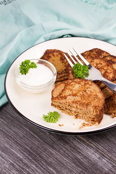 Patatas de hígado con crema agria y perejil. Pasteles de hígado o Buñuelos de Hígado. Snack saludable o bocados de comida para llevar — Foto de Stock