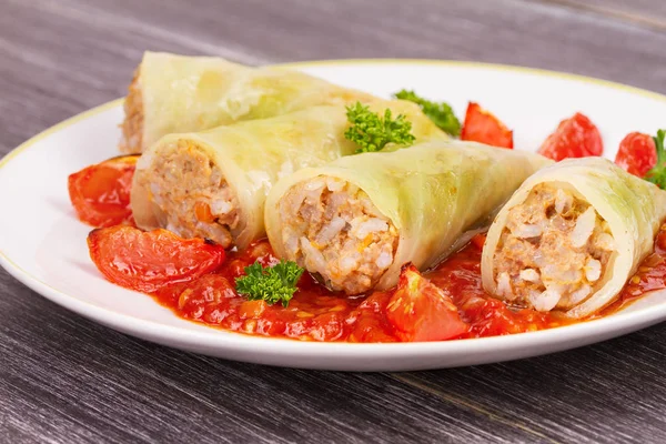 Lahana domates soslu et, pilav ve sebze ile alır. Etli lahana dolması bırakır. Dolma, sarma, sarmale, golubtsy veya golabki - geleneksel ve popüler yemek birçok ülkede — Stok fotoğraf