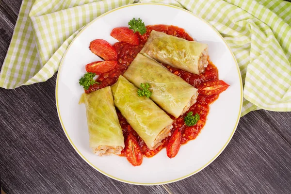 Rollos de col con carne, arroz y verduras en salsa de tomate. Hojas de col rellenas con carne. Dolma, sarma, sarmale, golubtsy o golabki - plato tradicional y popular en muchos países — Foto de Stock