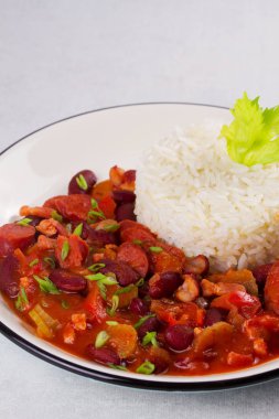 Sosis, Pancetta, kereviz sapı ve pirinç ile kırmızı fasulye