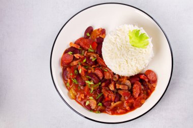 Sosis, Pancetta, kereviz sapı ve pirinç ile kırmızı fasulye