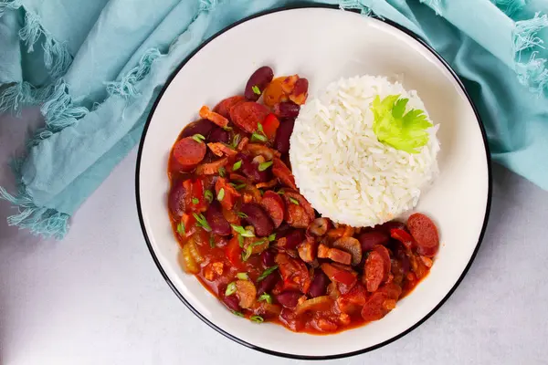 Sosis, Pancetta, kereviz sapı ve pirinç ile kırmızı fasulye — Stok fotoğraf