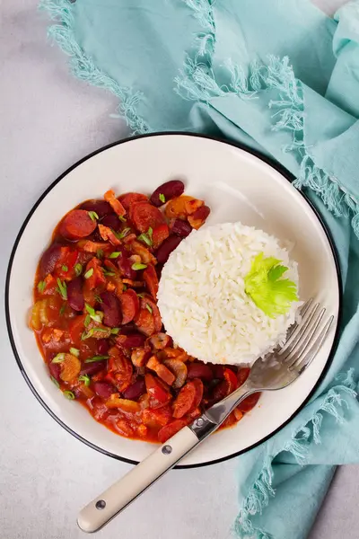 Sosis, Pancetta, kereviz sapı ve pirinç ile kırmızı fasulye — Stok fotoğraf