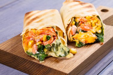 Somon, ıspanak, kaşar peyniri ve Mısır burrito. Balık tamamladı