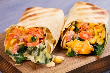 Somon, ıspanak, kaşar peyniri ve Mısır burrito. Balık tamamladı