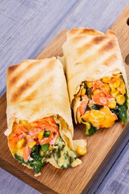 Somon, ıspanak, kaşar peyniri ve Mısır burrito. Balık tamamladı