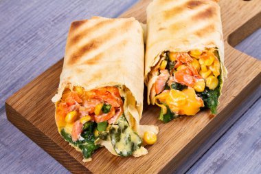 Somon, ıspanak, kaşar peyniri ve Mısır burrito. Balık tamamladı