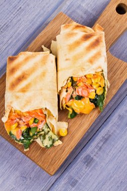 Somon, ıspanak, kaşar peyniri ve Mısır burrito. Balık tamamladı