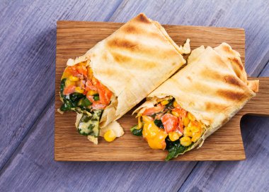 Somon, ıspanak, kaşar peyniri ve Mısır burrito. Balık tamamladı