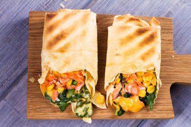 Somon, ıspanak, kaşar peyniri ve Mısır burrito. Balık tamamladı