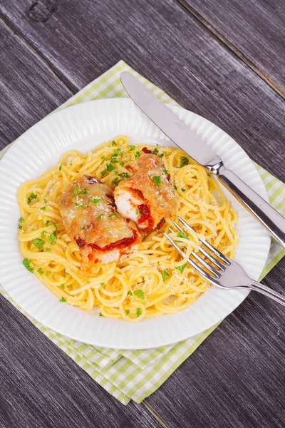 Hicken parmesan and pasta. Chicken breasts and spaghett — Stock Photo, Image