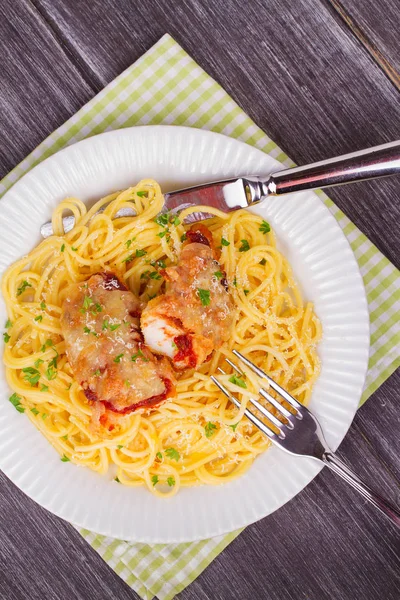 Hicken parmesan and pasta. Chicken breasts and spaghett — Stock Photo, Image