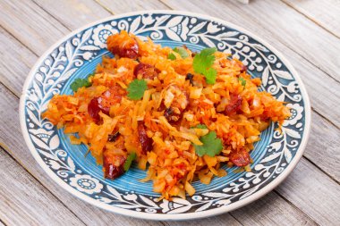 Lahana sosis, havuç, soğan ve domates sos ile