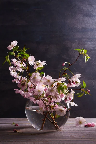 Różowe kwiaty w wazonie na szarym tle drewnianych. Wiosenne kwitnienie. Bukiet kwiatów — Zdjęcie stockowe