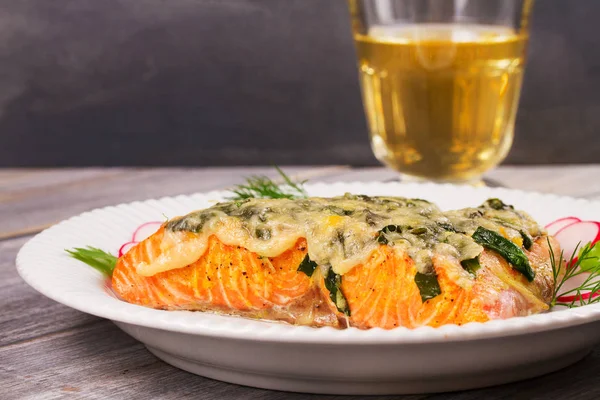 Zalm met spinazie en kaas — Stockfoto