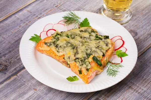 Zalm met spinazie en kaas — Stockfoto