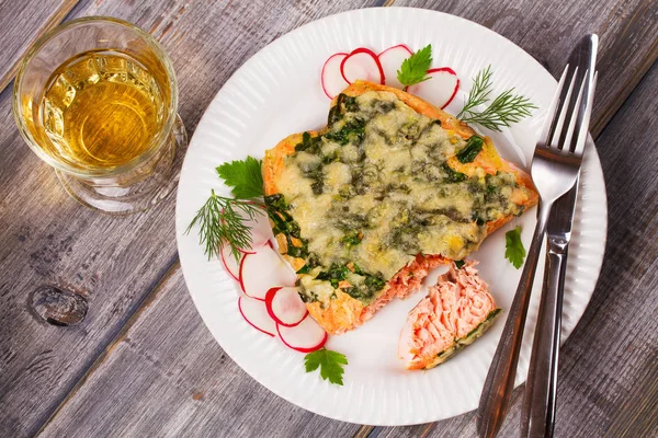 Zalm met spinazie en kaas — Stockfoto