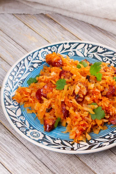 Cabbage with sausages, carrot, onion and tomato sauce — Stock Photo, Image