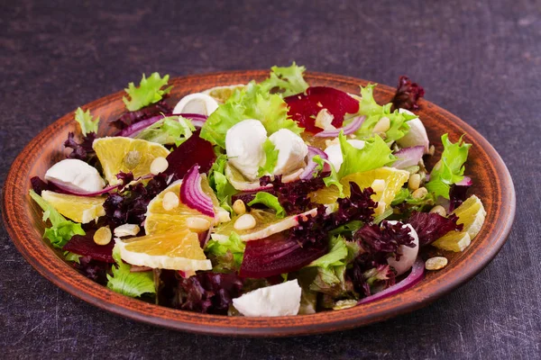 Ensalada de mozzarella, naranja, remolacha, cebolla roja, nueces y semillas —  Fotos de Stock