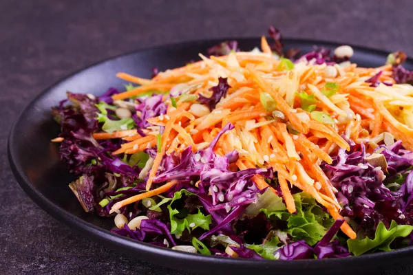 Col roja y blanca, zanahoria, lechuga, cebolla de primavera, nueces y ensalada de semillas — Foto de Stock