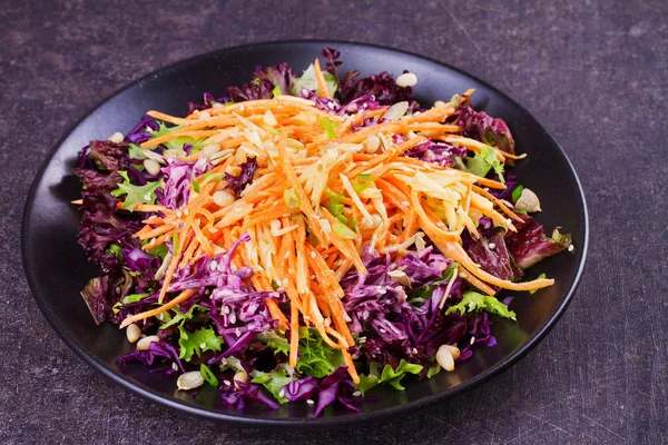 Red and white cabbage, carrot, lettuce, spring onion, nuts and seeds salad — Stock Photo, Image