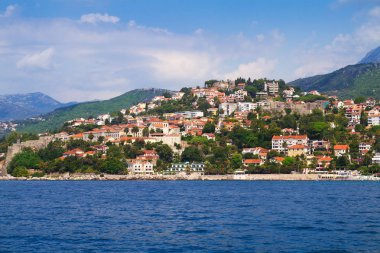 Deniz ve dağlar manzara. Fiyort Adriyatik Denizi